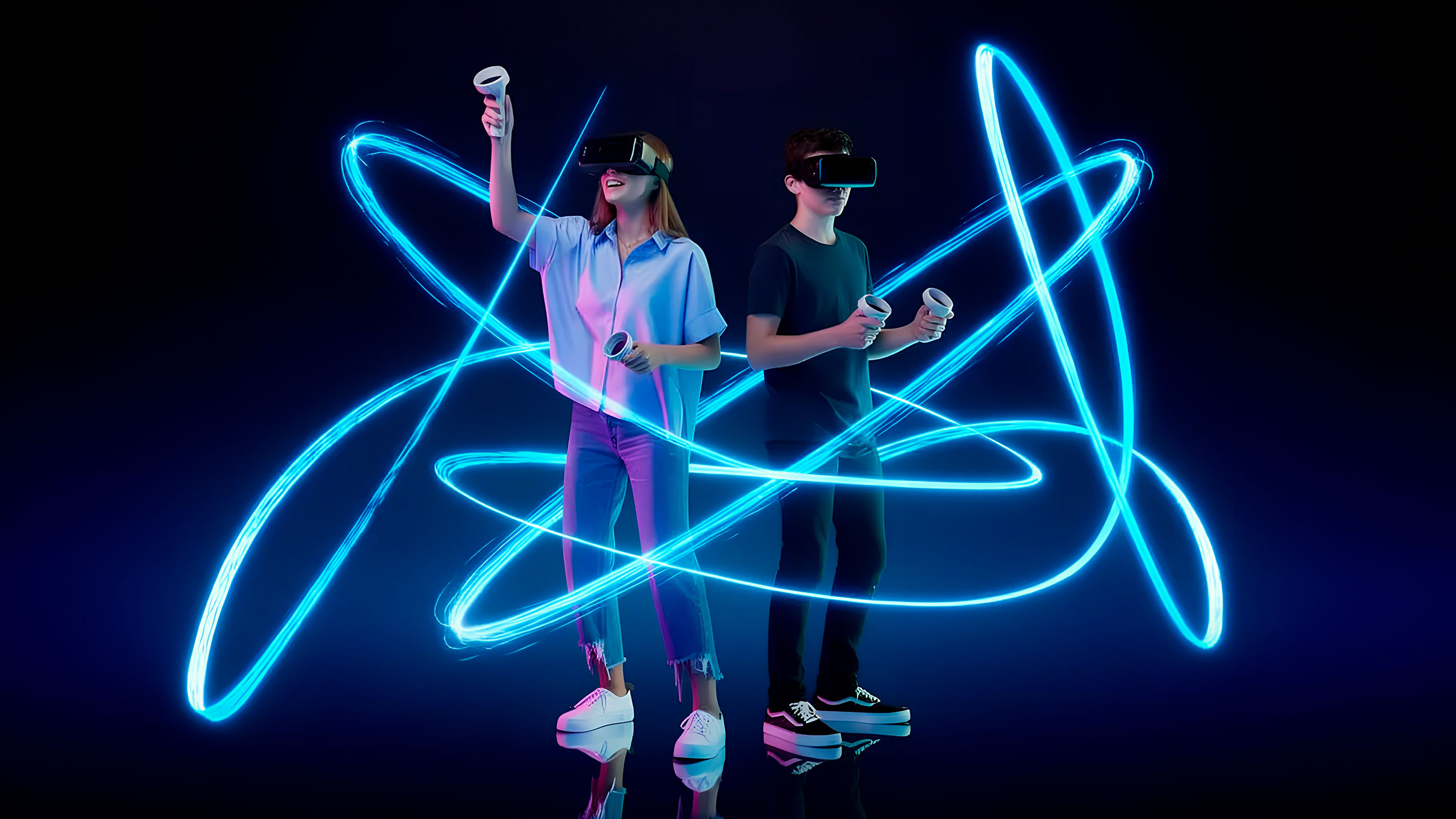 Два игрока в VR-очки и контроллерах создают сияющие синие энергетические линии в виртуальном пространстве.