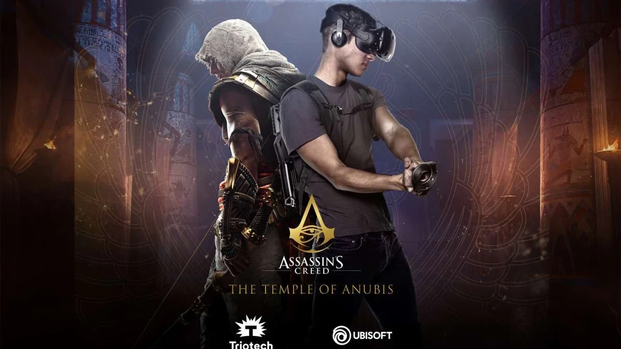 Игрок в VR-гардюре играет в Assassin’s Creed: The Temple of Anubis, стоя в древнеегипетском храме.