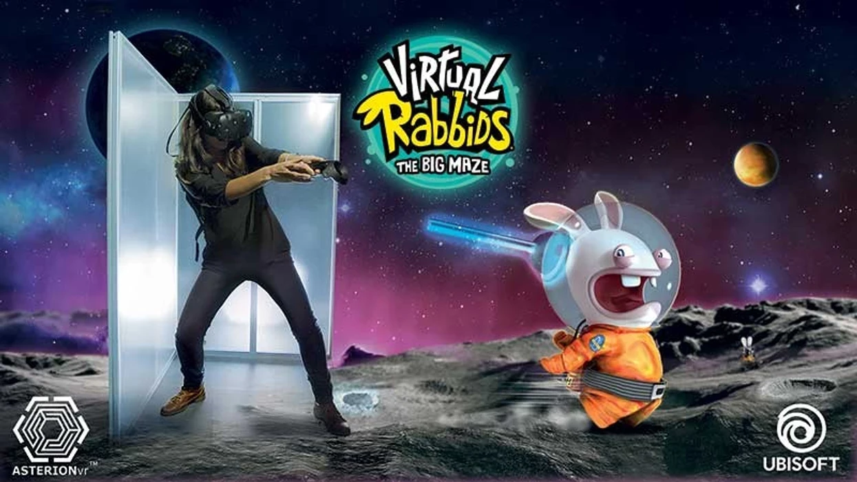 Игрок в VR-очки сражается с Ранни в космическом лабиринте с планетами на фоне.