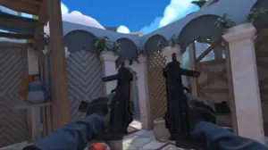 Первое лицо в VR: игрок держит два автомата в средиземноморском дворе с арочными сводами и зеленью.