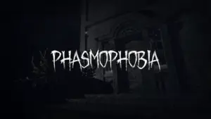 Темный заглавный экран VR-игры Phasmophobia с надписью на фоне старого здания.