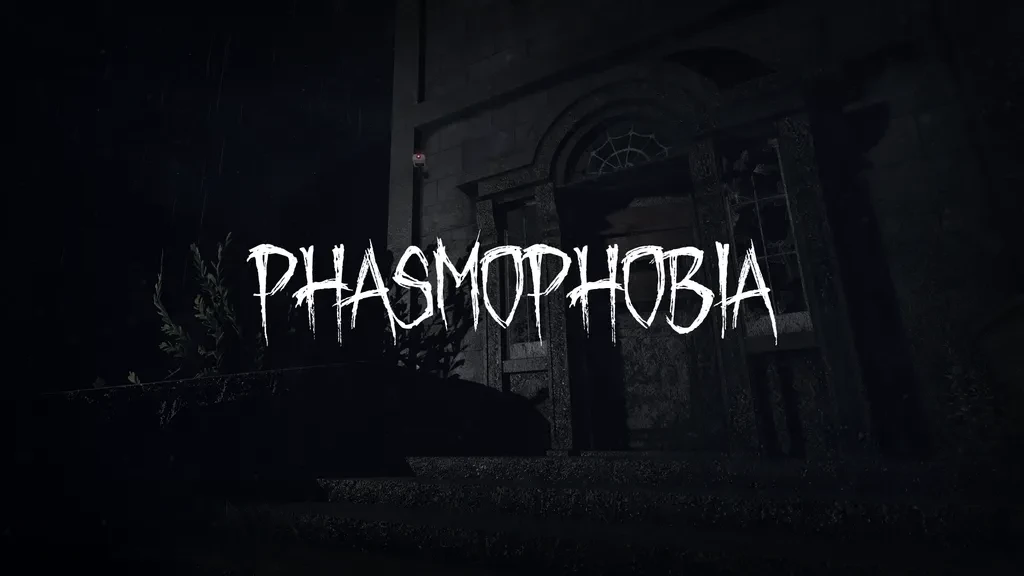 Темный заглавный экран VR-игры Phasmophobia с надписью на фоне старого здания.