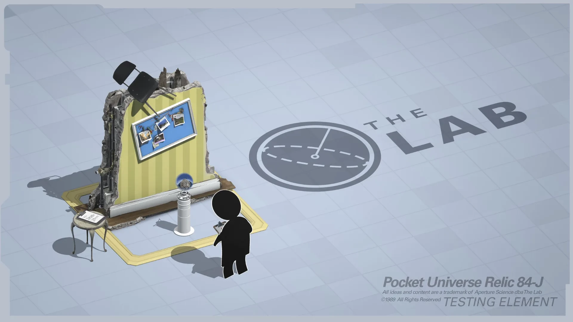 Игрок в VR исследует лабораторию с реликвиями в стиле Aperture Science.